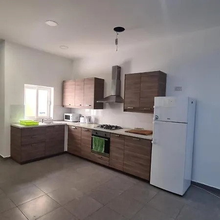 Spacious & Bright 3 Bedroom Close To Seafront In *