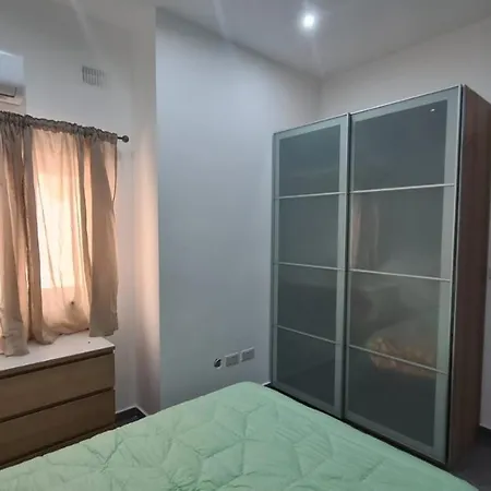 Spacious & Bright 3 Bedroom Close To Seafront In Apartament Sliema
