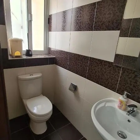 Spacious & Bright 3 Bedroom Close To Seafront In Apartament *