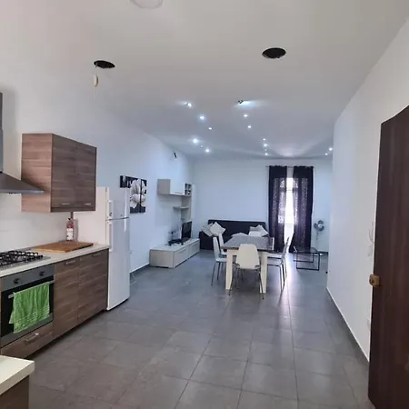 Spacious & Bright 3 Bedroom Close To Seafront In アパート スリーマ