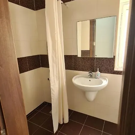 Apartment Spacious & Bright 3 Bedroom Close To Seafront In *