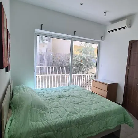 Spacious & Bright 3 Bedroom Close To Seafront In Apartamento