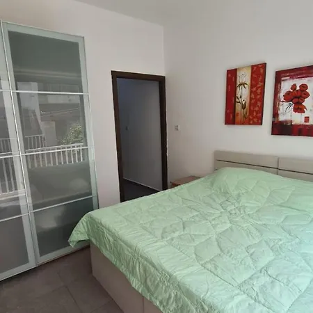 Spacious & Bright 3 Bedroom Close To Seafront In דירה