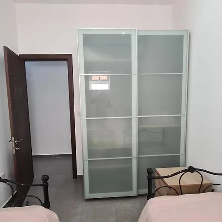 Spacious & Bright 3 Bedroom Close To Seafront In * סליאמה