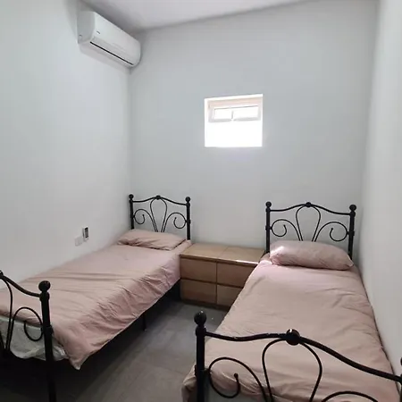 Spacious & Bright 3 Bedroom Close To Seafront In דירה